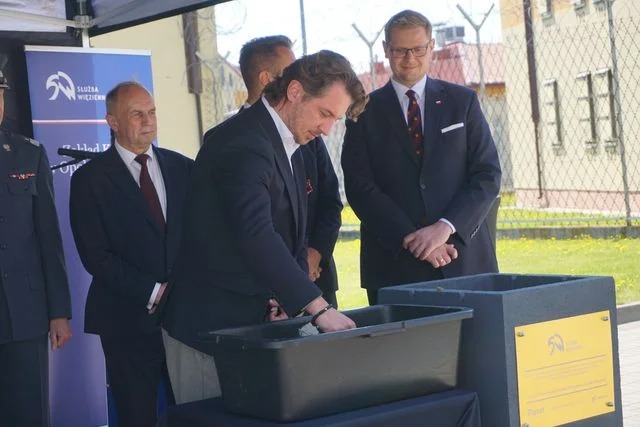 KOLEJNY KAMIEŃ WĘGIELNY WMUROWANY