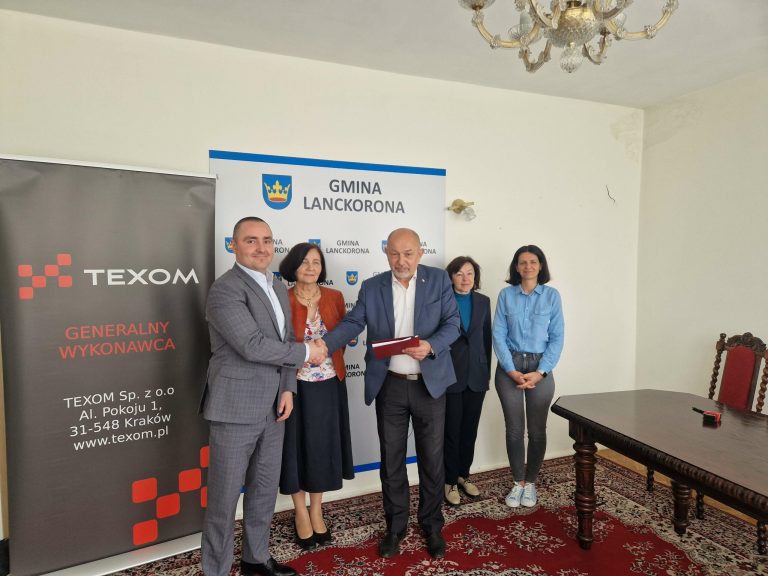 Podpisanie umowy: Budowa krytej pływalni wraz zapleczem techniczno-szatniowo-sanitarnym oraz łącznikiem przy Zespole Szkół w Izdebniku